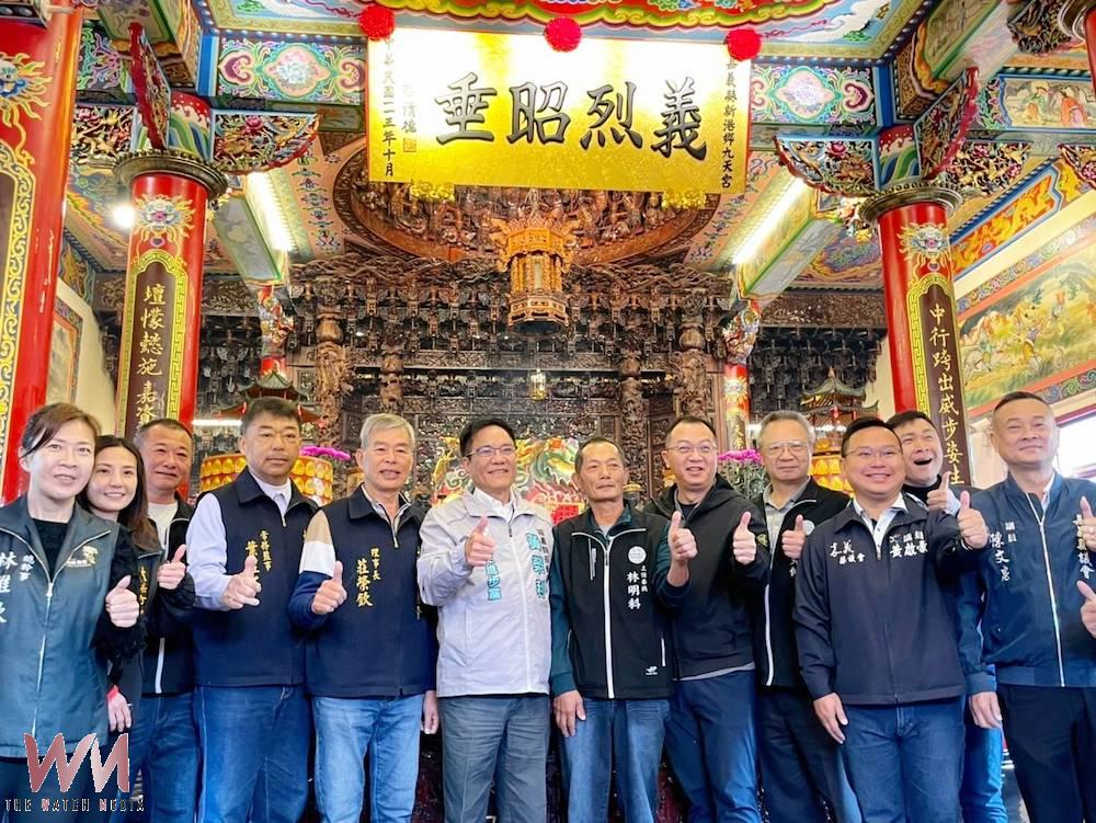 民進黨嘉義縣長參選人黃榮利受邀代表賴清德總統,到新港鄉月眉九天宮主祀文衡關聖帝君揭「義烈昭垂」匾額,以弘揚關聖帝君肝膽相照、忠義正直、守信重諾的精神。(圖/黃榮利競選服務處提供)
