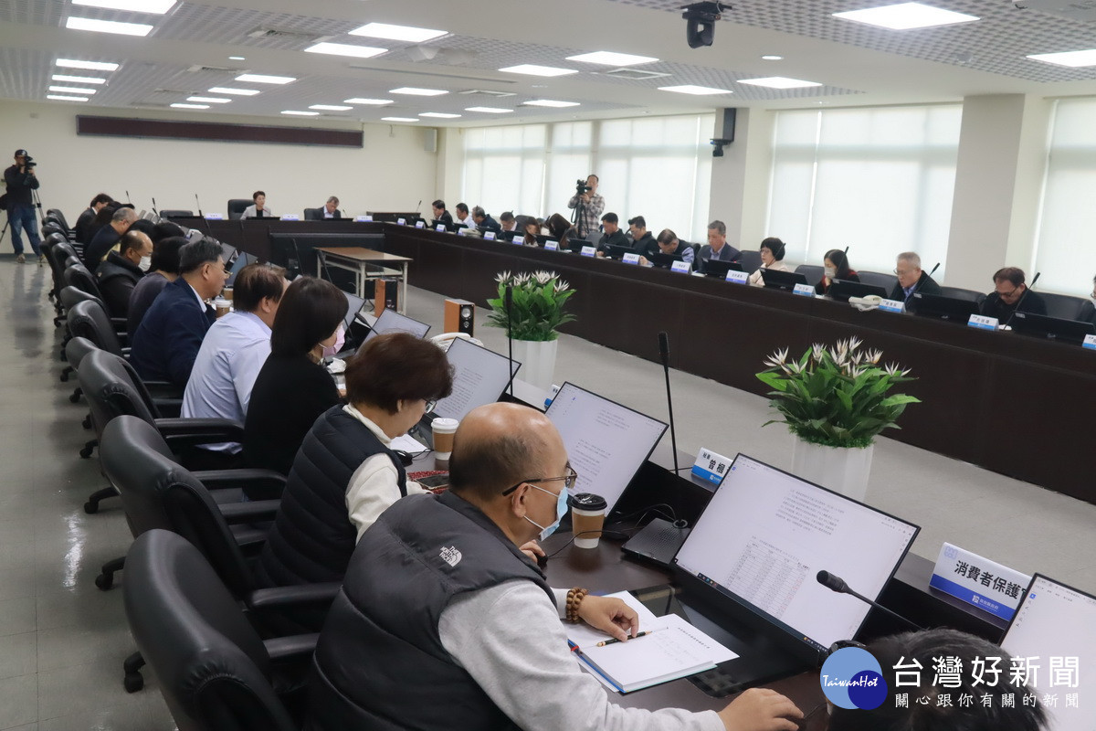 許縣長主持縣務會議，並歡迎全國遊客過年到南投旅遊體驗不同風情。（記者扶小萍攝）