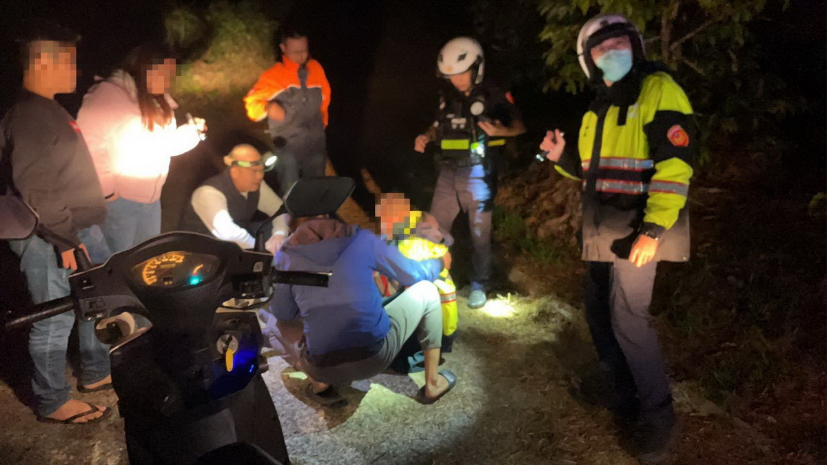 警消熱心民眾齊出動找到迷路長者。（竹山分局提供）