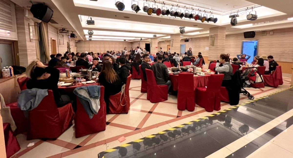 圖/沃其曼集團與社團法人台灣楊金發公共議題關懷紀念協會舉辦尾牙,現場回顧協會一年來在第一線的實際行動與陪伴故事。(社團法人台灣楊金發公共議題關懷紀念協會提供)