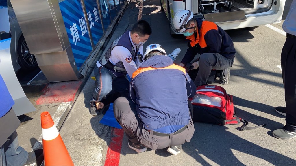 快訊/洗車機出來…高雄男倒車內ohca-送醫搶救中