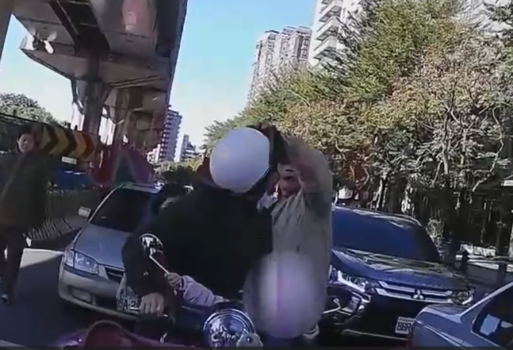 衝突畫面曝光!機車騎士不滿轎車右側超車幹譙 車上3人全下車反嗆