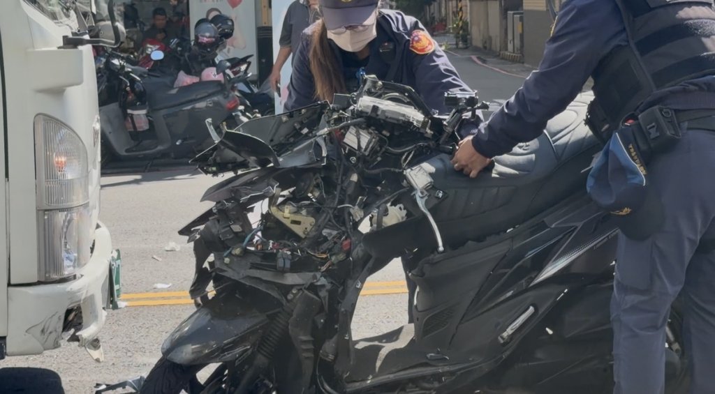 75歲翁巷口竄出釀禍！2機車相撞「22歲男再撞無辜小貨車」