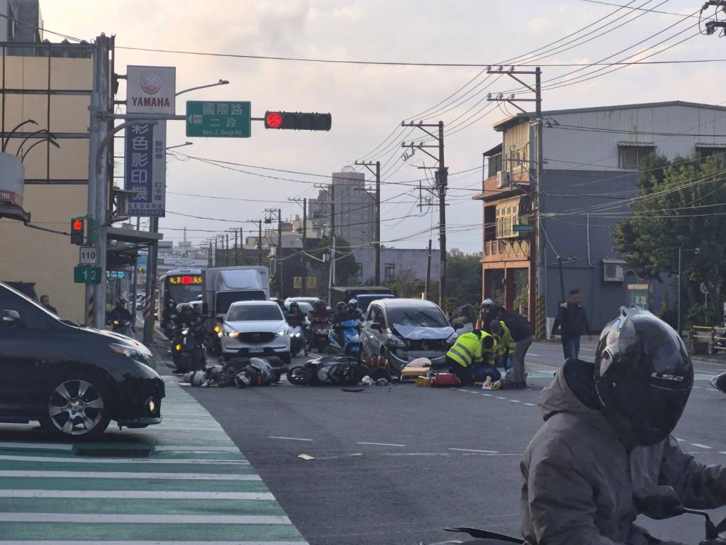 快訊/下班尖峰驚魂!桃園國際路轎車猛撞待轉區 5機車倒成一排多人送醫