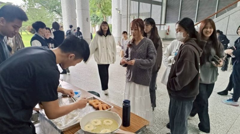 慈大經管系學生擺攤做生意 驗證流通管理所學
