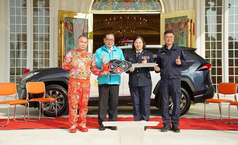 助警車汰舊換新 啟德董事長胡漢龑捐贈新竹縣巡邏車