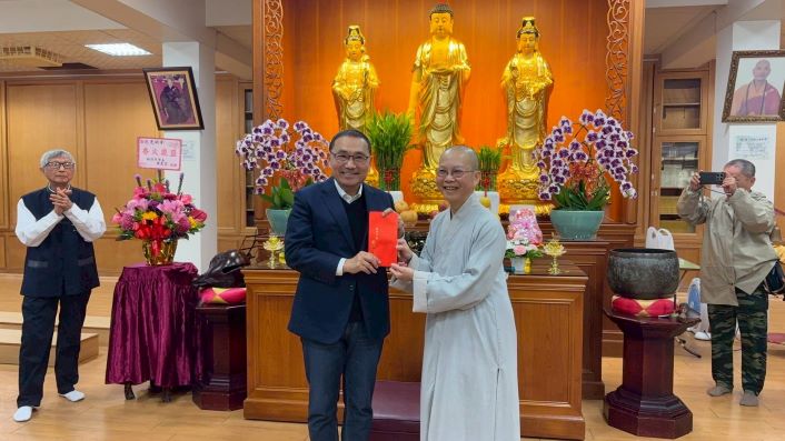 阿彌陀佛聖誕參拜祈福 侯:市政順利市民喜樂 51 《圖說》侯友宜市長致贈光明寺香油錢。〈民政局提供〉