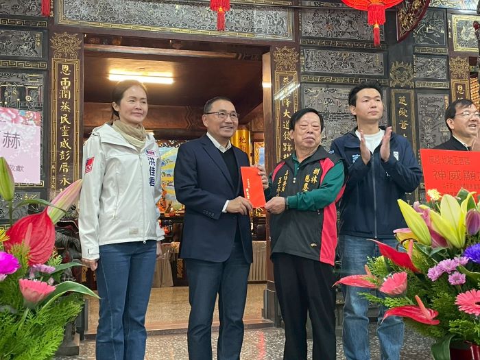 阿彌陀佛聖誕參拜祈福 侯:市政順利市民喜樂 52 《圖說》侯友宜市長致贈慈恩宮香油錢。〈民政局提供〉
