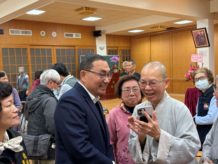 阿彌陀佛聖誕參拜祈福 侯:市政順利市民喜樂 53 《圖說》侯友宜市長與光明寺監院慧襄法師互動熱絡。〈民政局提供〉