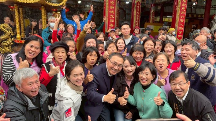 阿彌陀佛聖誕參拜祈福 侯:市政順利市民喜樂 54 《圖說》熱情里民與侯友宜市長合影。〈民政局提供〉