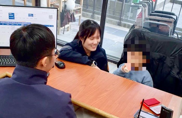 幼老迷途救星 海山警即時應處助返家 27 《圖說》海山警協助迷失幼童情形。〈海山分局提供〉