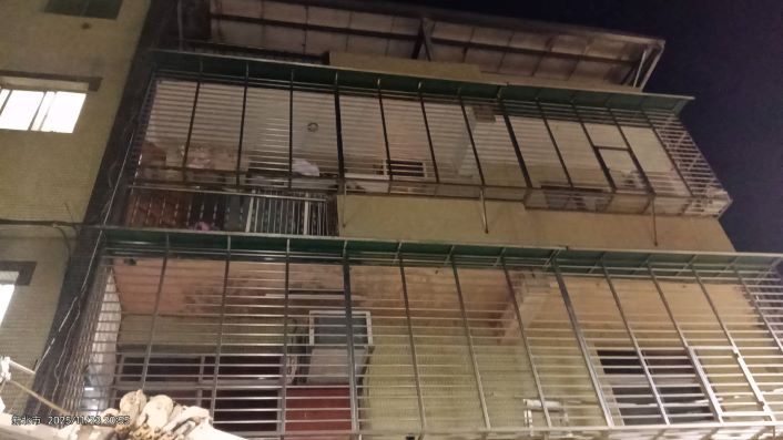犬隻墜樓重傷未照護又棄養 飼主重罰12萬終身不得飼養犬貓 34 《圖說》臘腸犬被單獨留置的住家,陽台欄杆縫隙大有墜樓風險。〈動保處提供〉