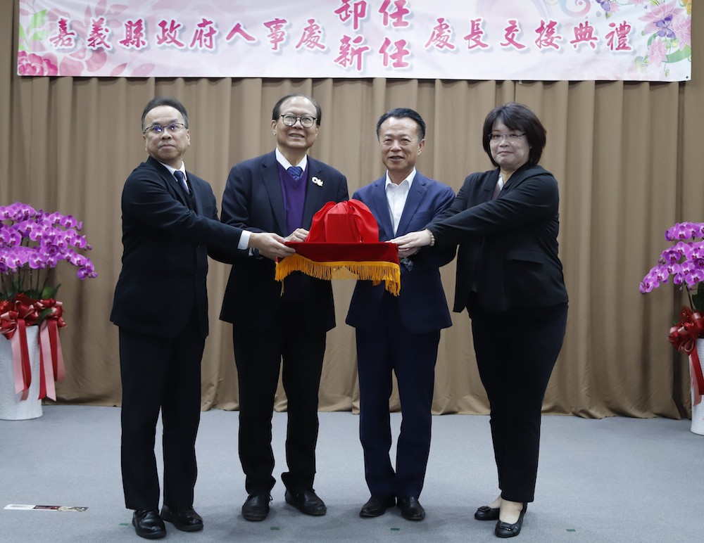嘉義縣議會人事室主任徐嬿玲(左)接任嘉義縣政府人事處長,今由翁章梁縣長(左二)親嘉義縣議會人事室主任徐嬿玲(右)接任嘉義縣政府人事處長,今由翁章梁縣長(右二)親自主持交接典禮,行政院人事行政總處蘇俊榮人事長(右三)親臨監交。左為陞任台南市副處長的原任楊景丞處長。(圖/記者黃采琳攝)