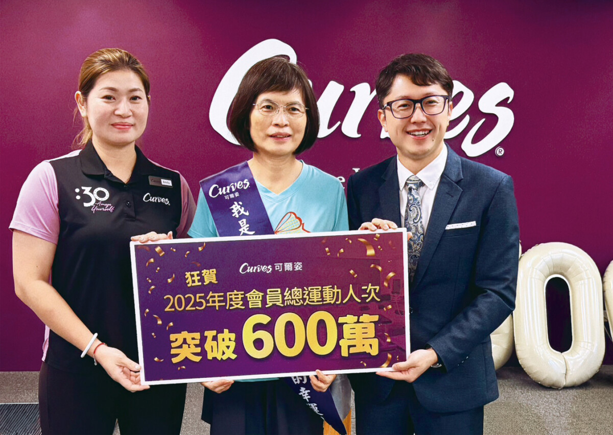 ▲慶祝第600萬運動人次誕生，可爾姿執行長林宏遠（右）走進門店，為會員王小姐（中）獻上驚喜祝賀。（圖／台灣可爾姿提供）
