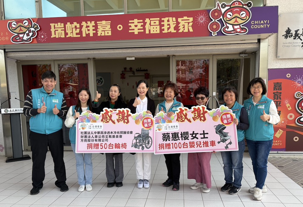 仁義湖岸大酒店董事長蔡惠櫻、中華高滲透水冷光照護協會、辜公亮文教基金會及方亮公司捐100台嬰兒推車及50台輪椅,由縣府社會局張翠瑤局長代表受贈。(圖/記者黃采琳攝)