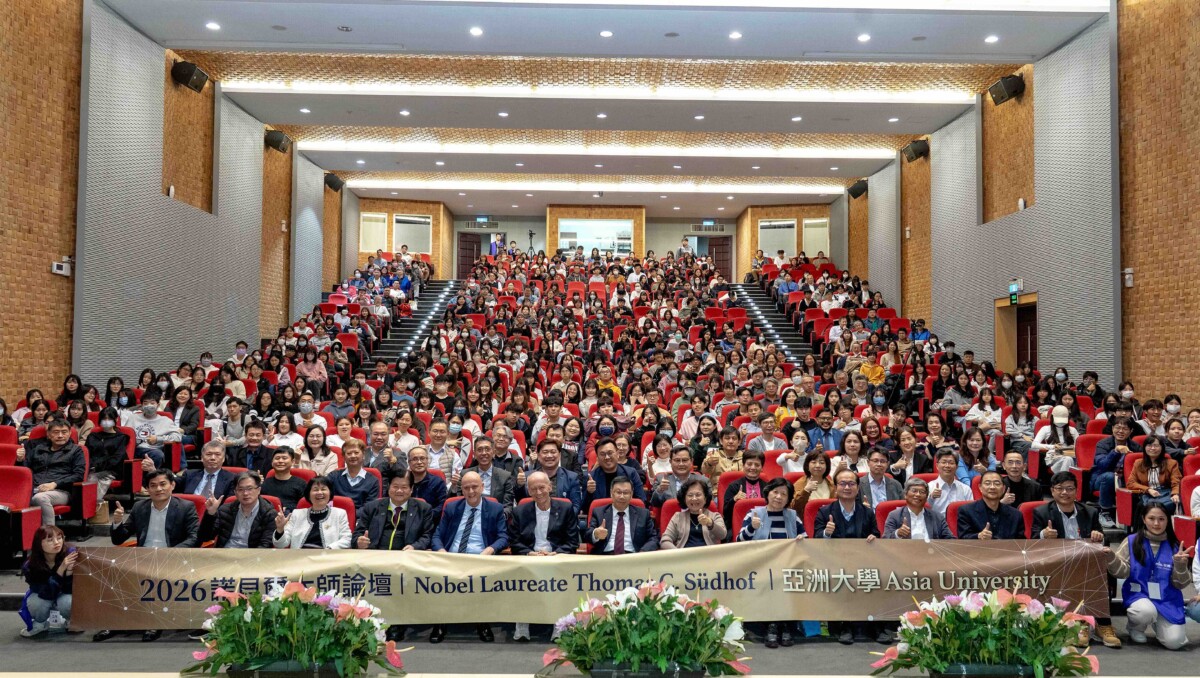 ▲2026諾貝爾大師論壇盛大登場,Südhof教授與滿場師生合影。(圖/亞洲大學提供)