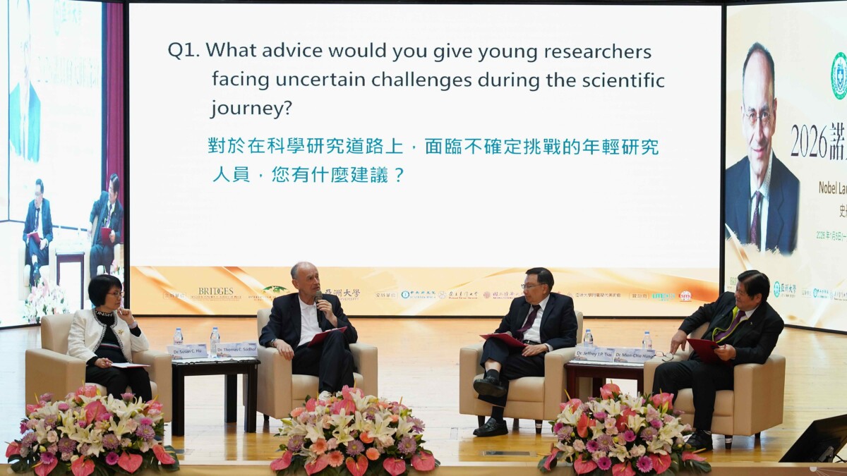 ▲蔡進發校長主持大師座談，針對青年研究者面臨的挑戰深度交流。(圖/亞洲大學提供)