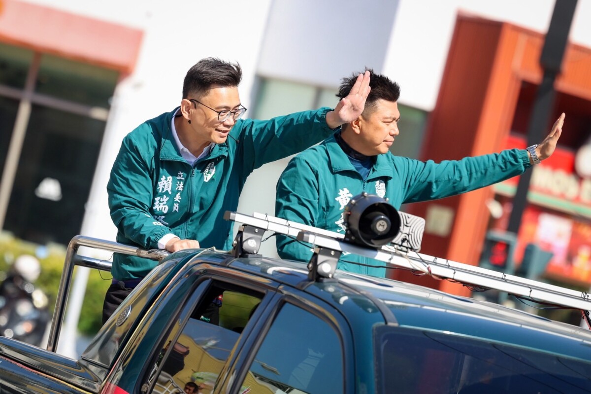 ▲賴瑞隆車掃沿線民眾熱情揮手回應互動熱絡。(圖/賴瑞隆委員辦公室提供)