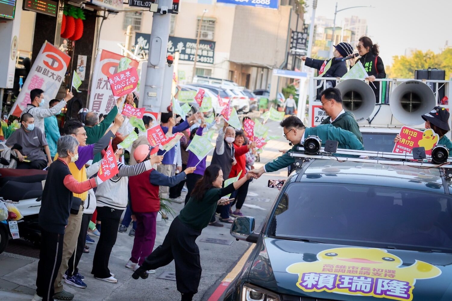 賴瑞隆密集站路口車掃:握緊雙手、腳步未停、初心不變,守護高雄堅定前行