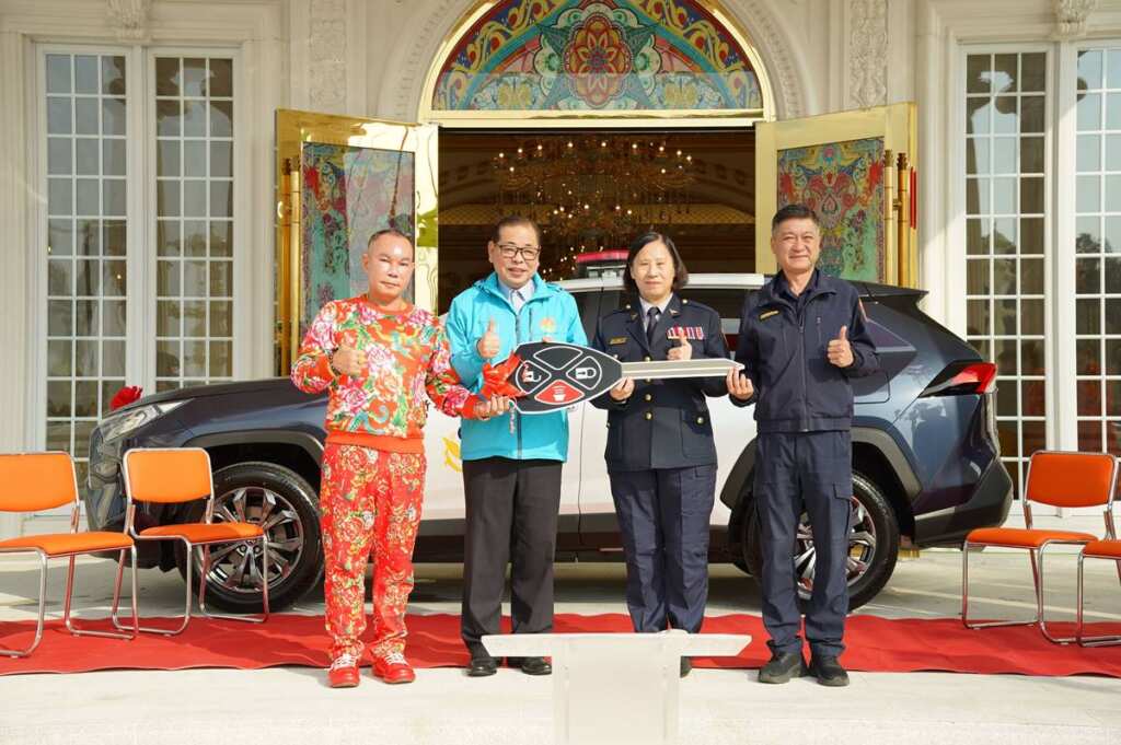 ▲助警車汰舊換新，啟德董事長胡漢龑捐竹縣巡邏車(由左至右董事長胡漢龑、副縣長陳見賢、副局長邱幼媚、竹東分局分局長黃文智)。