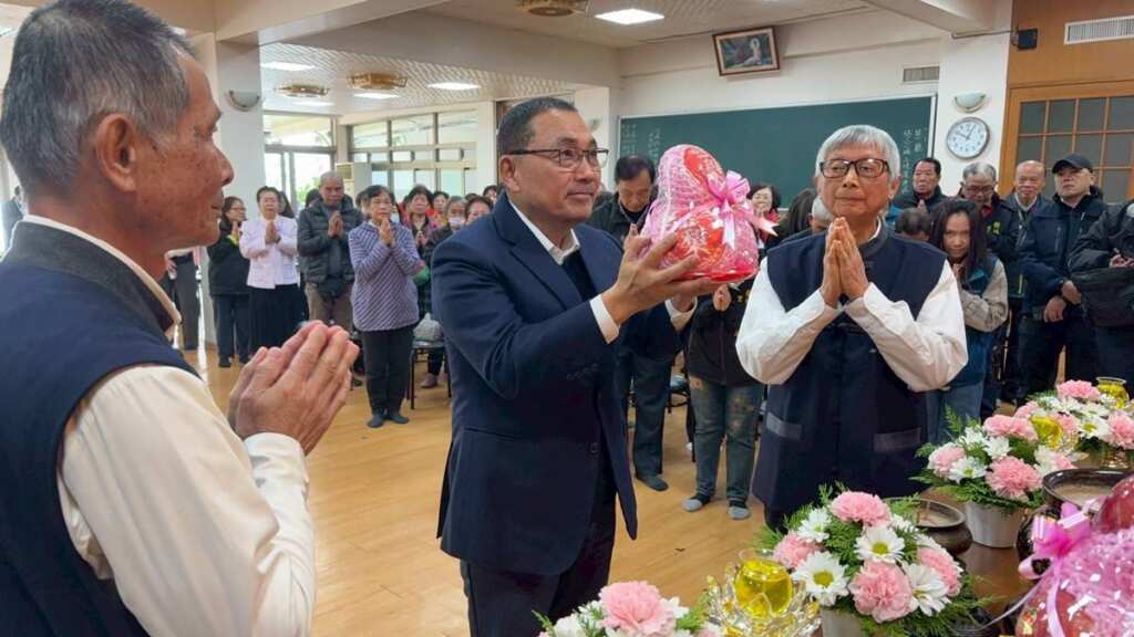 ▲新北市長侯友宜一早前往樹林區光明寺參拜祈福,恭祝阿彌陀佛聖誕千秋。