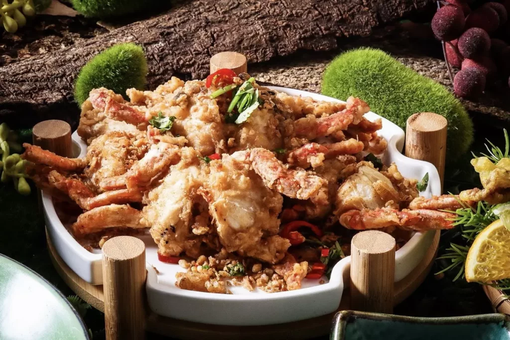 「避風塘鮮蟹」以蒜酥和辛香料拌炒,蒜香濃郁,蟹肉鮮甜,將港式風味與台灣料理巧妙結合,呈現獨特美味。/台北凱撒大飯店提供