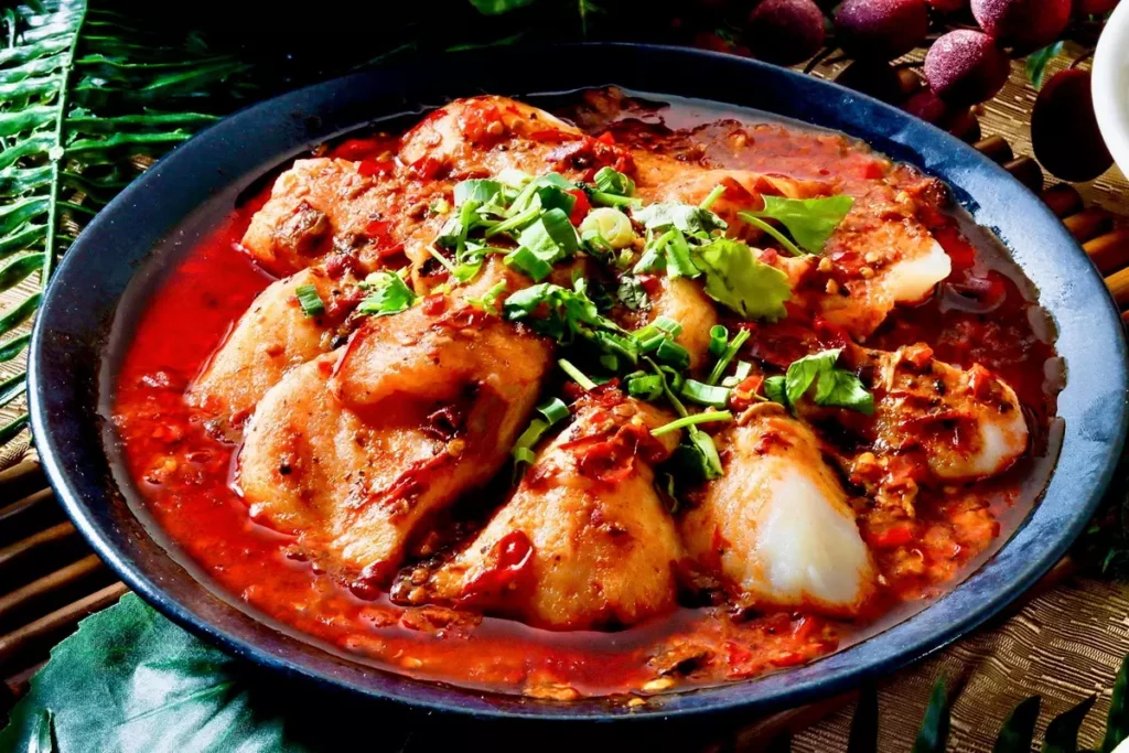 「剁椒粉絲蒸鮮魚」以新鮮魚肉搭配微辣剁椒,鮮嫩入味,散發台灣沿海料理特有的香辣風味。/台北凱撒大飯店提供