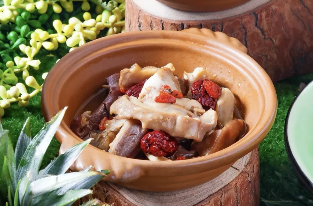 「滋補麻油豬肚鮮菇」麻油香撲鼻,豬肚鮮菇滑嫩好入口,帶來冬日暖心滋味。/台北凱撒大飯店提供