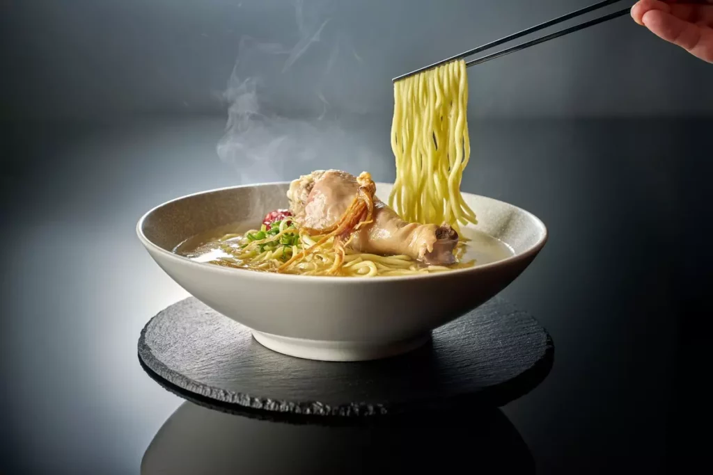 「人參雞湯麵」化用韓式傳統湯頭,以兩種人參幫饕客提振精神。(台北福華大飯店提供)