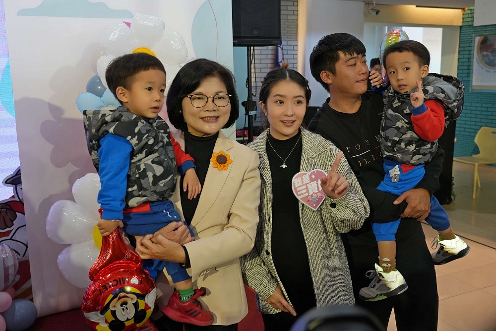 孩子是寶、三胎最好!雲林縣推萬寶龍計畫 張麗善:第三胎加碼至10萬 224 孩子是寶、三胎最好!雲林縣推萬寶龍計畫 張麗善:第三胎加碼至10萬 223