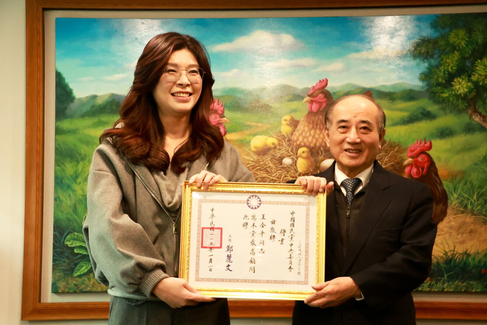 鄭麗文親送王金平最高顧問聘書 定調「尊王」駁張顯耀督導南部 242 鄭麗文親送王金平最高顧問聘書 定調「尊王」駁張顯耀督導南部 241