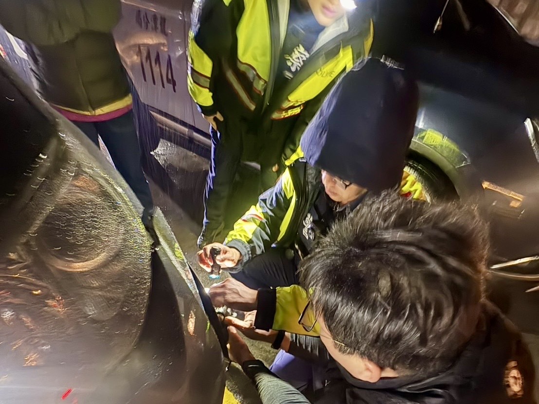 小客車國道撞掉落物受困龍潭 暖警化身「黑手」冒雨修理助返家 S 8495133