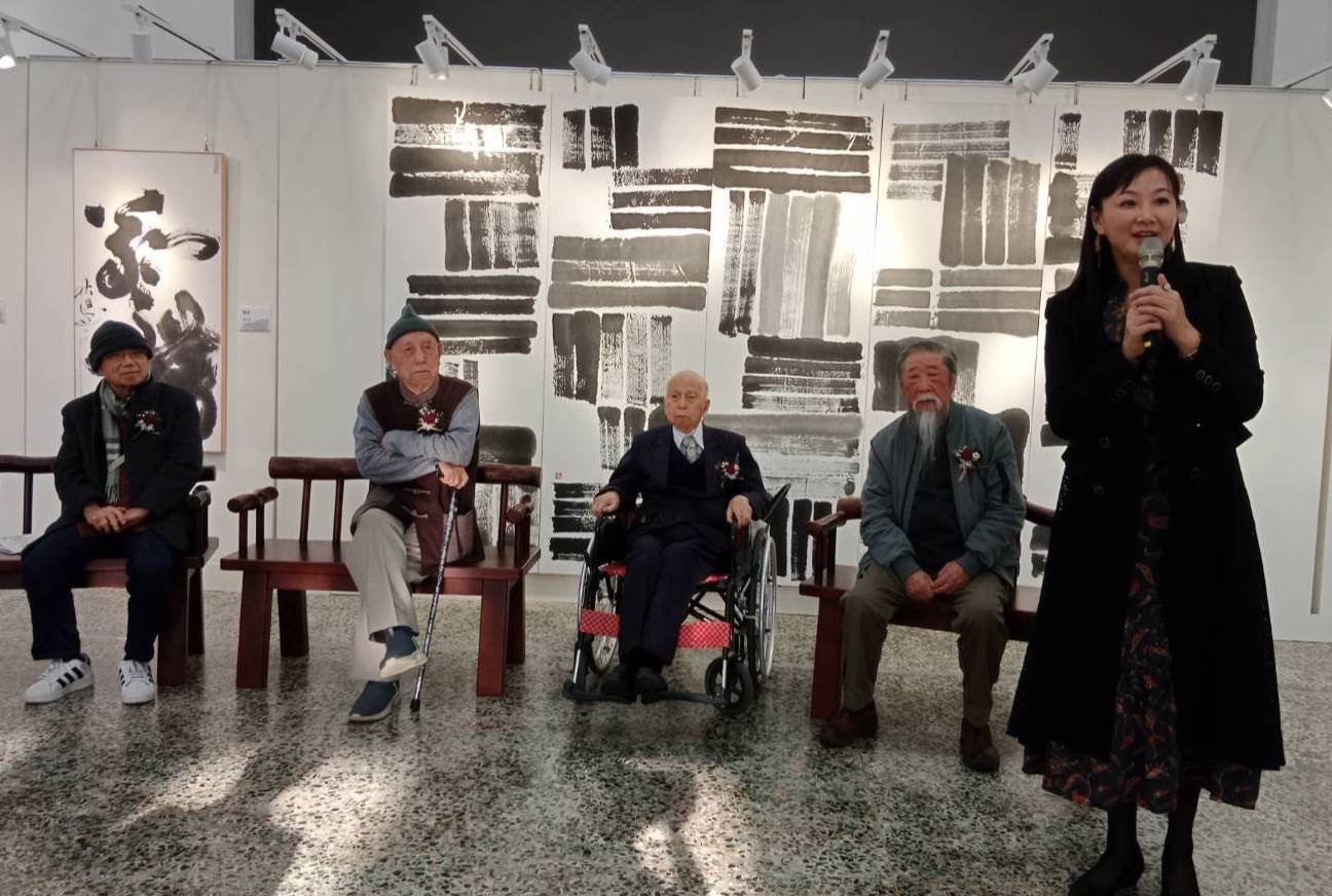 策展人曹筱玥教授，強調書法經時代流變融入書家生命情懷與時代風流，造就了法度意蘊兼具的書法美學。（圖/記者黃溎芬翻攝）