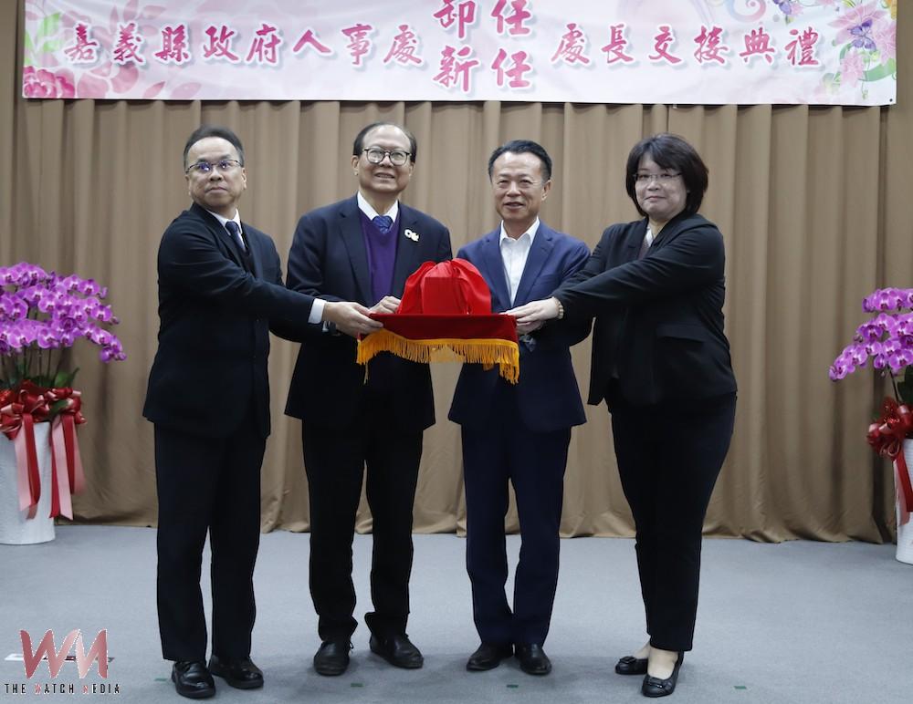 嘉義縣議會人事室主任徐嬿玲(右)接任嘉義縣政府人事處長,今由翁章梁縣長(右二)親自主持交接典禮,行政院人事行政總處蘇俊榮人事長(右三)親臨監交。(圖/記者陳惲朋攝)