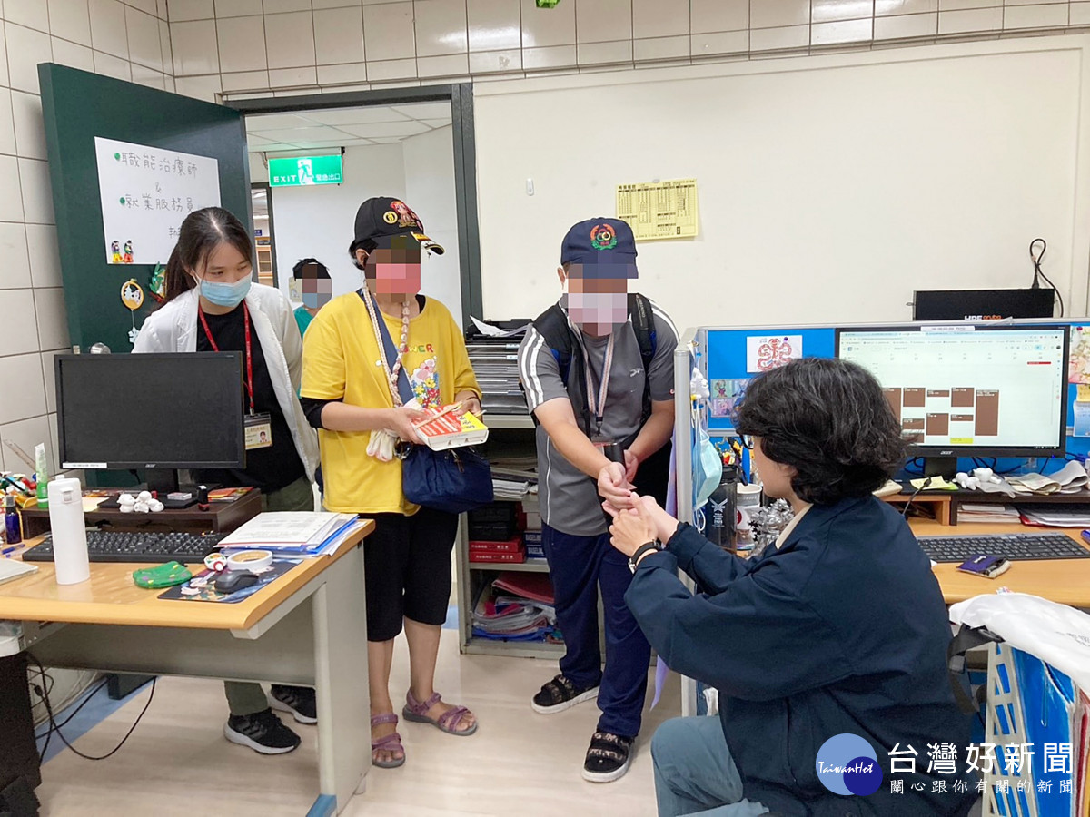 送餐工作訓練坊成員向訂餐員工收取餐費，訓練金錢處理與人際互動能力