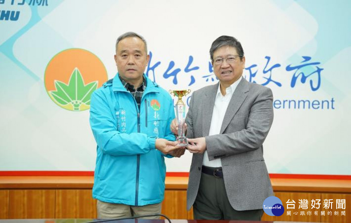 新竹肉品市場公司總經理詹皓智在主管會報獻獎。