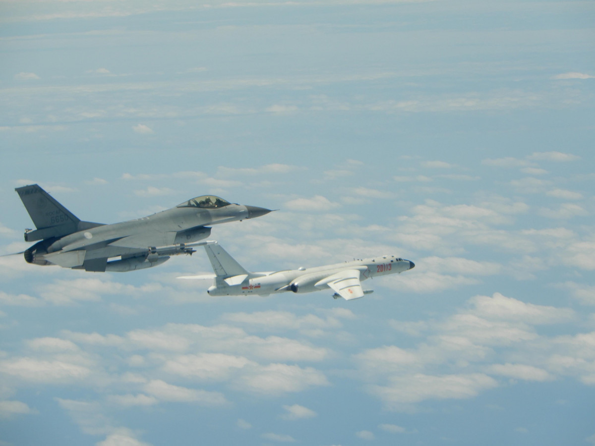中華民國空軍F-16戰鬥機（左）升空監控中共轟6K轟炸機（右）。（圖／資料照片，圖中戰機本則新聞所述事件無關。圖源：國防部）