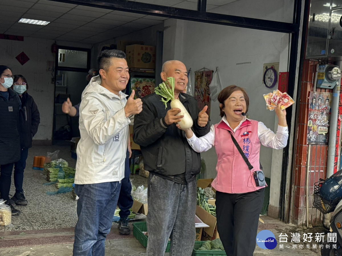 熱情攤商致贈菜頭寓意好采頭。