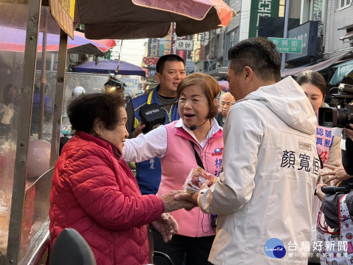 國民黨台中市長初選參選人掃街沙鹿菜市場,立委顏寬恒全程陪同助陣。