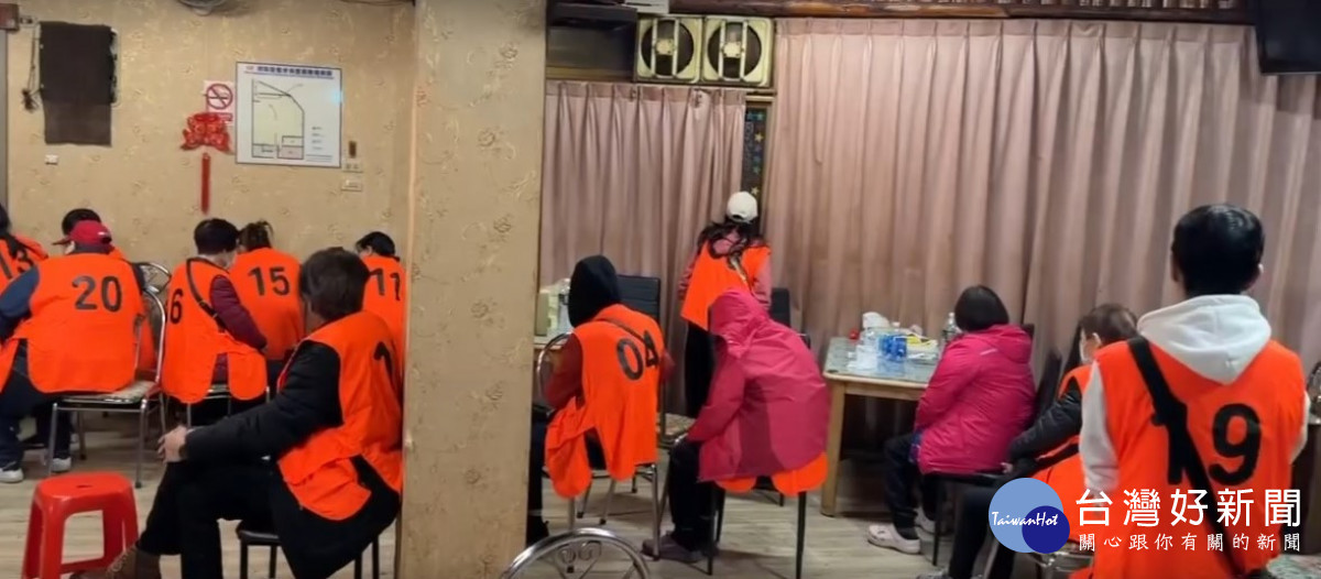 卡拉OK掩護天九牌賭場,中壢警夜襲28人全數到案。
