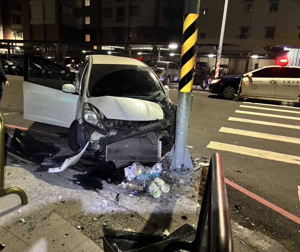 深夜轉彎失控撞電桿 前鎮酒駕男送醫、涉公共危險罪送辦