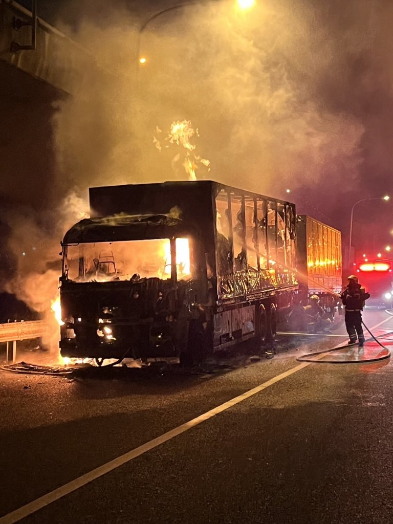 國道深夜火燒車!林口段聯結車突起火 食品全燒光幸無人傷
