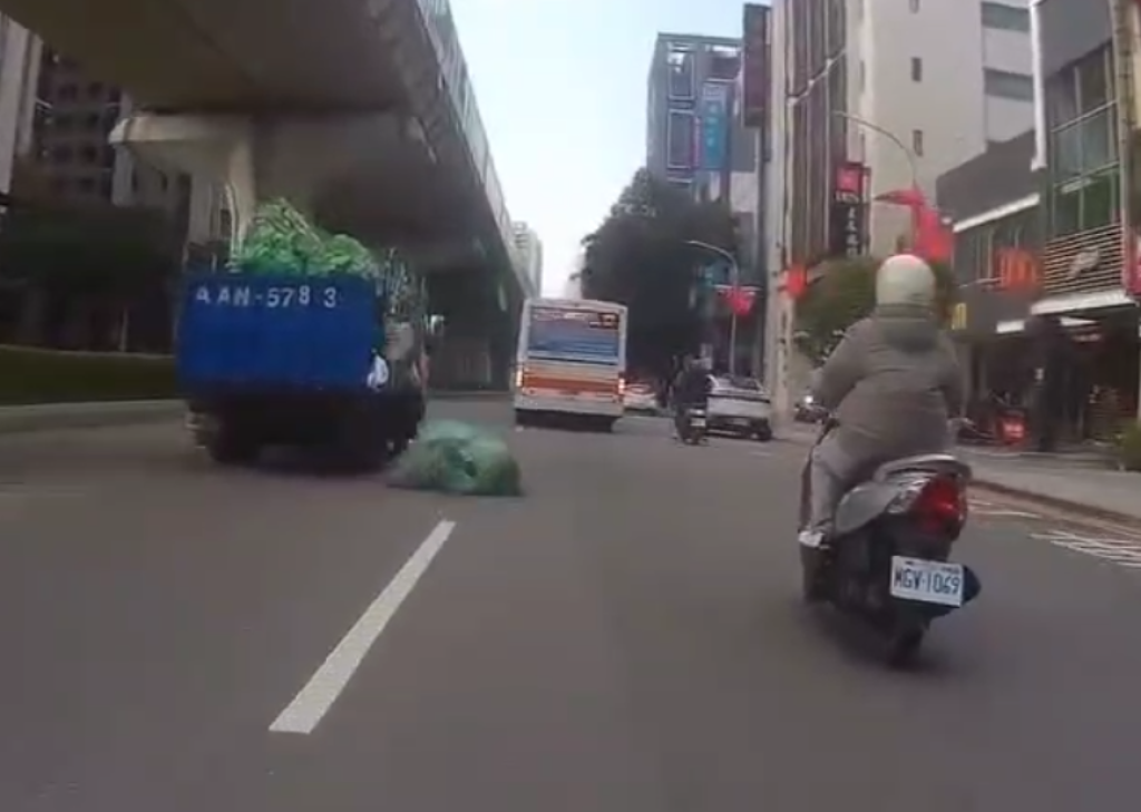 撞擊畫面曝光!台中袋裝資源回收物貨車上掉落 後方車輛撞擊