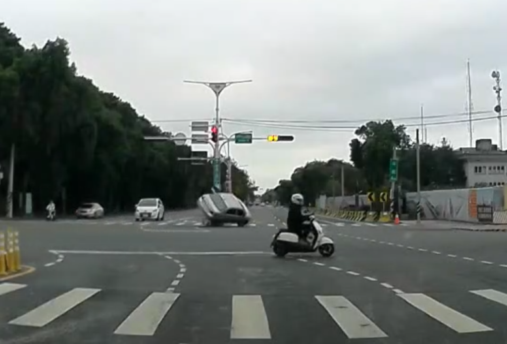 又有行人庇護島被撞! 斗六雲科大前自小客車撞翻女駕駛受傷