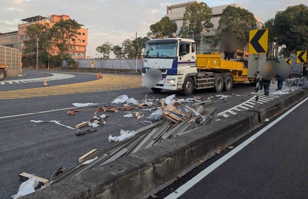 轉個彎…曳引車「噴裝」鋼材掉一地-現場苦清4hrs