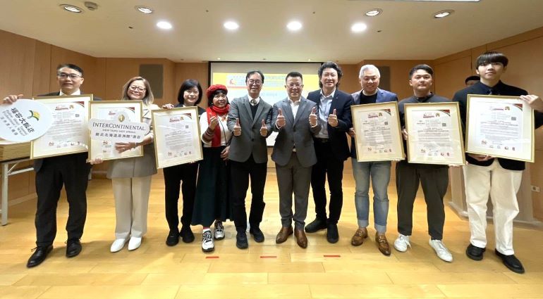服務品質再升級 新北32家旅宿業獲國際認證殊榮 15 《圖說》楊宗珉局長親自表揚ISQM國際服務品質認證獲獎業者。〈觀旅局提供〉