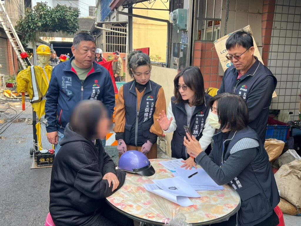中市太平區住宅火警 市府即刻啟動安置與證件補辦機制 33 %E5%A4%AA%E5%B9%B3%E6%88%B6%E6%89%80%E4%B8%BB%E4%BB%BB%E7%8E%8B%E7%90%87%E6%98%A4 %E5%8F%B3%E4%B8%89 %E4%BB%8A%E6%97%A9%E7%8E%87%E5%90%8C%E5%9C%98%E9%9A%8A%E5%89%8D%E5%BE%80%E7%8F%BE%E5%A0%B4 %E8%A8%AD%E7%AB%8B%E8%A1%8C%E5%8B%95%E6%88%B6%E6%94%BF%E7%AA%97%E5%8F%A3 %E5%8D%94%E5%8A%A9%E6%B0%91%E7%9C%BE%E8%A3%9C%E8%BE%A6%E8%AD%89%E4%BB%B6