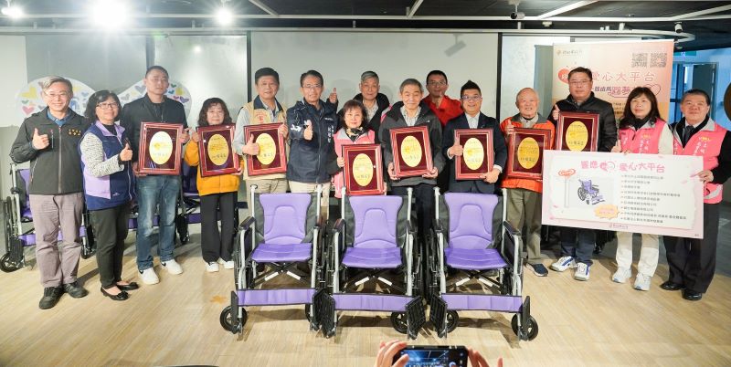 善心企業團體讓愛輪轉 9單位合捐新北305台輪椅 34 《圖說》土城鳳靈慈愛同心會等9單位響應好日子愛心大平台合捐305台輪椅。〈社會局提供〉