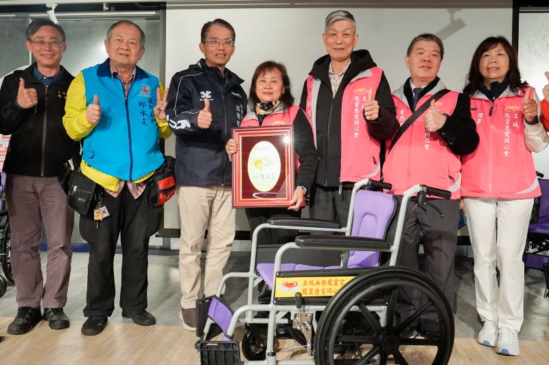 善心企業團體讓愛輪轉 9單位合捐新北305台輪椅 35 《圖說》新北市府秘書長邱敬斌(左3)代表侯友宜市長回贈感謝牌給土城鳳靈慈愛同心會理事長黃妙鳳(左4),左1為土城區長周晉平。〈社會局提供〉
