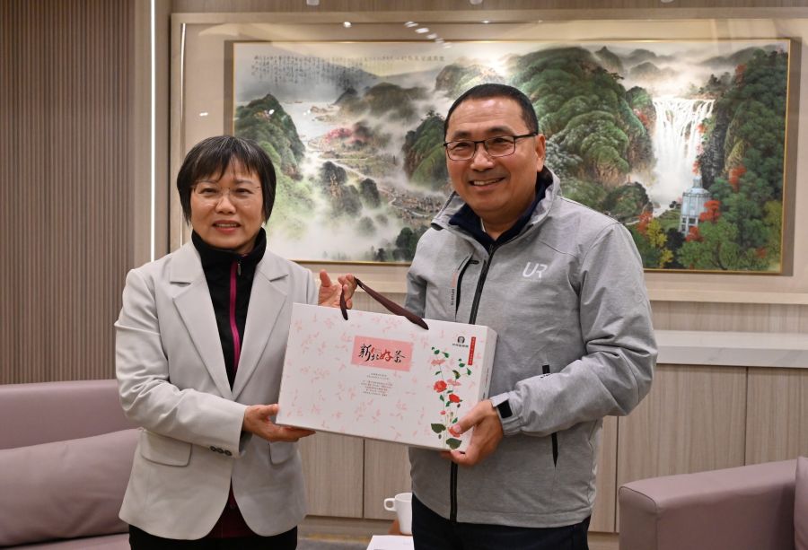 內政部拜會新北 侯:配合中央政策 攜手推動社會住宅 9 《圖說》侯友宜市長致贈內政部長劉世芳新北好茶。〈城鄉局提供〉